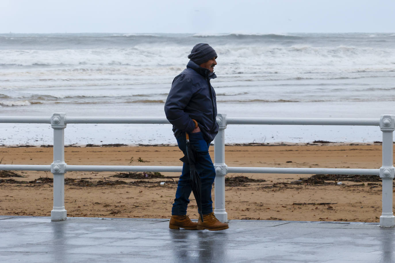 Fotos: Gijón se abriga bajo la lluvia y el granizo