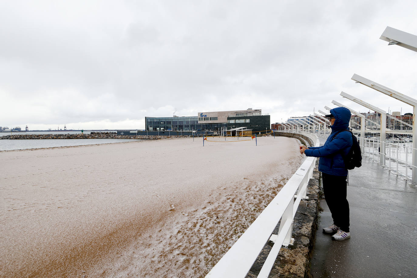 Fotos: Gijón se abriga bajo la lluvia y el granizo