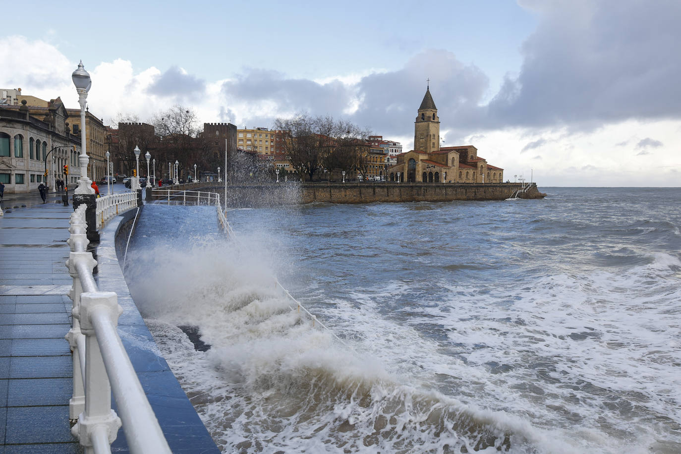 Fotos: Gijón se abriga bajo la lluvia y el granizo