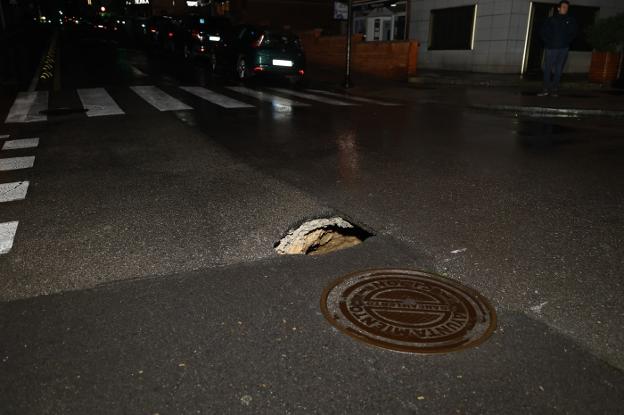 El temporal inunda garajes y derriba árboles en Gijón