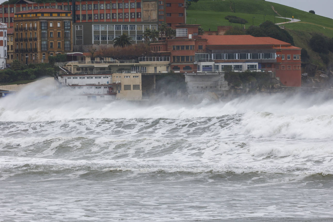 Fotos: El temporal en Gijón: más árboles caídos, fuerte oleaje y lluvia