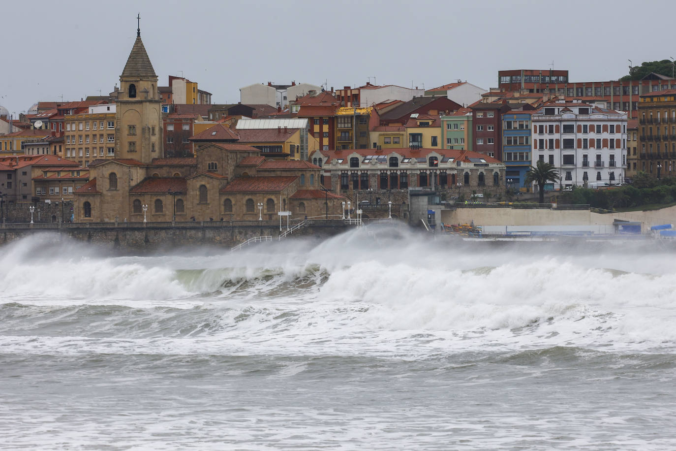 Fotos: El temporal en Gijón: más árboles caídos, fuerte oleaje y lluvia