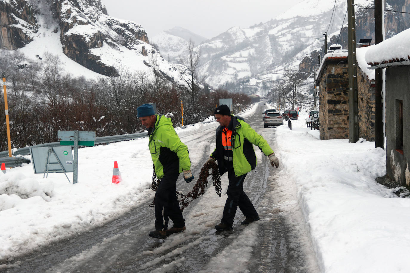 Fotos: San Isidro, nevado y con el puente cerrado por riesgo de aludes