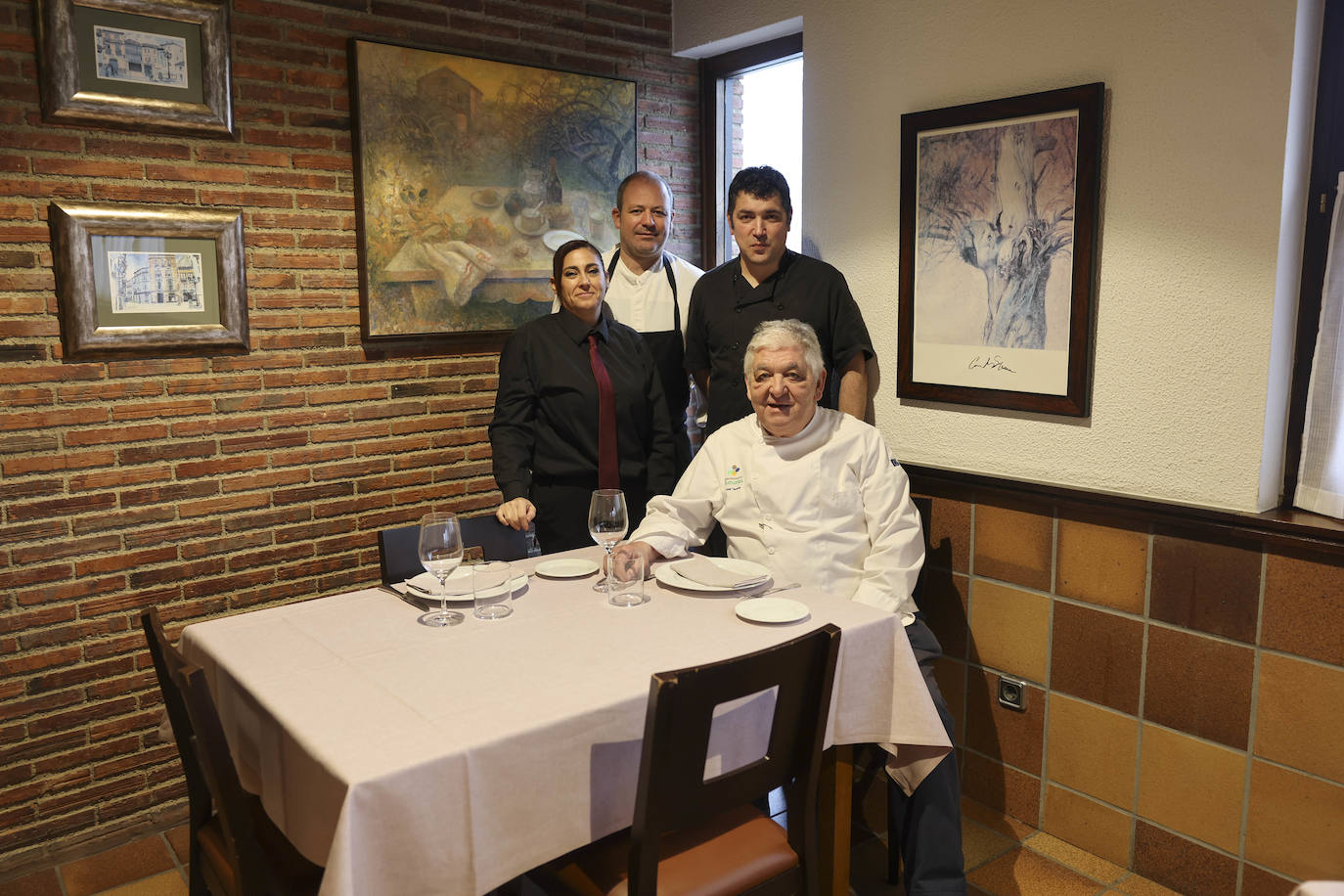 Abel Terente y su equipo, antes de iniciar un servicio. 