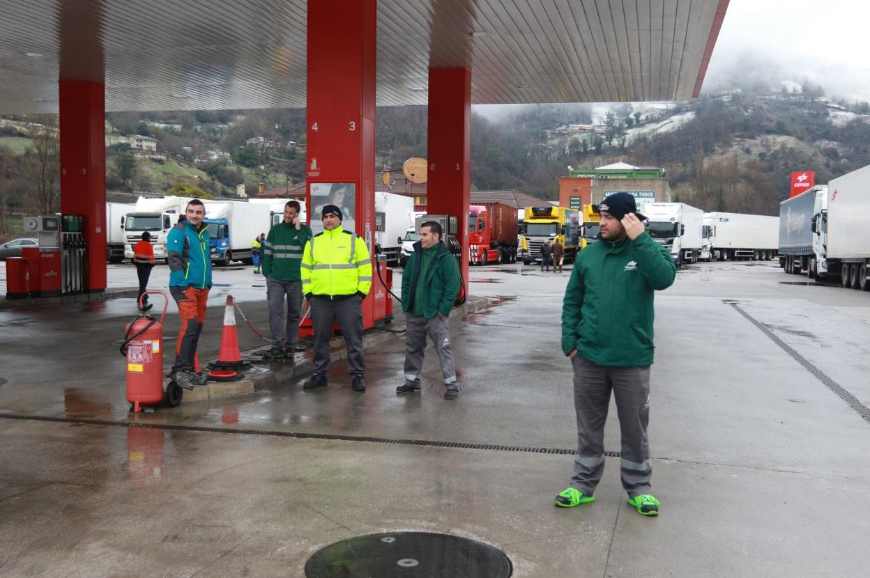 Varios camioneros aguardan en la gasolinera de Villallana a que se reabra la autopista del Huerna. 