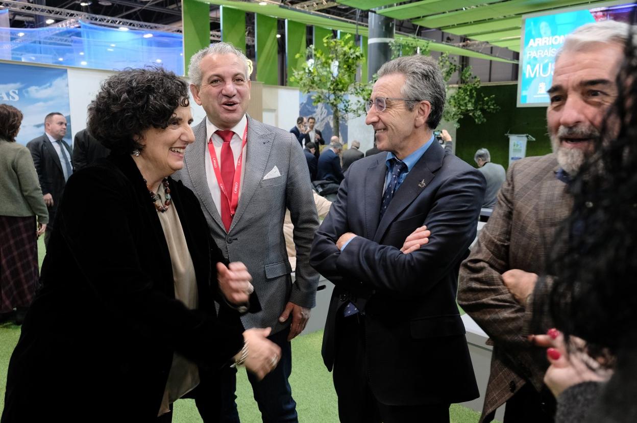 Berta Piñán conversa con Nicanor Sen, responsable de Turismo de la Diputación de León, y Amador Robles, directivo de Renfe. 