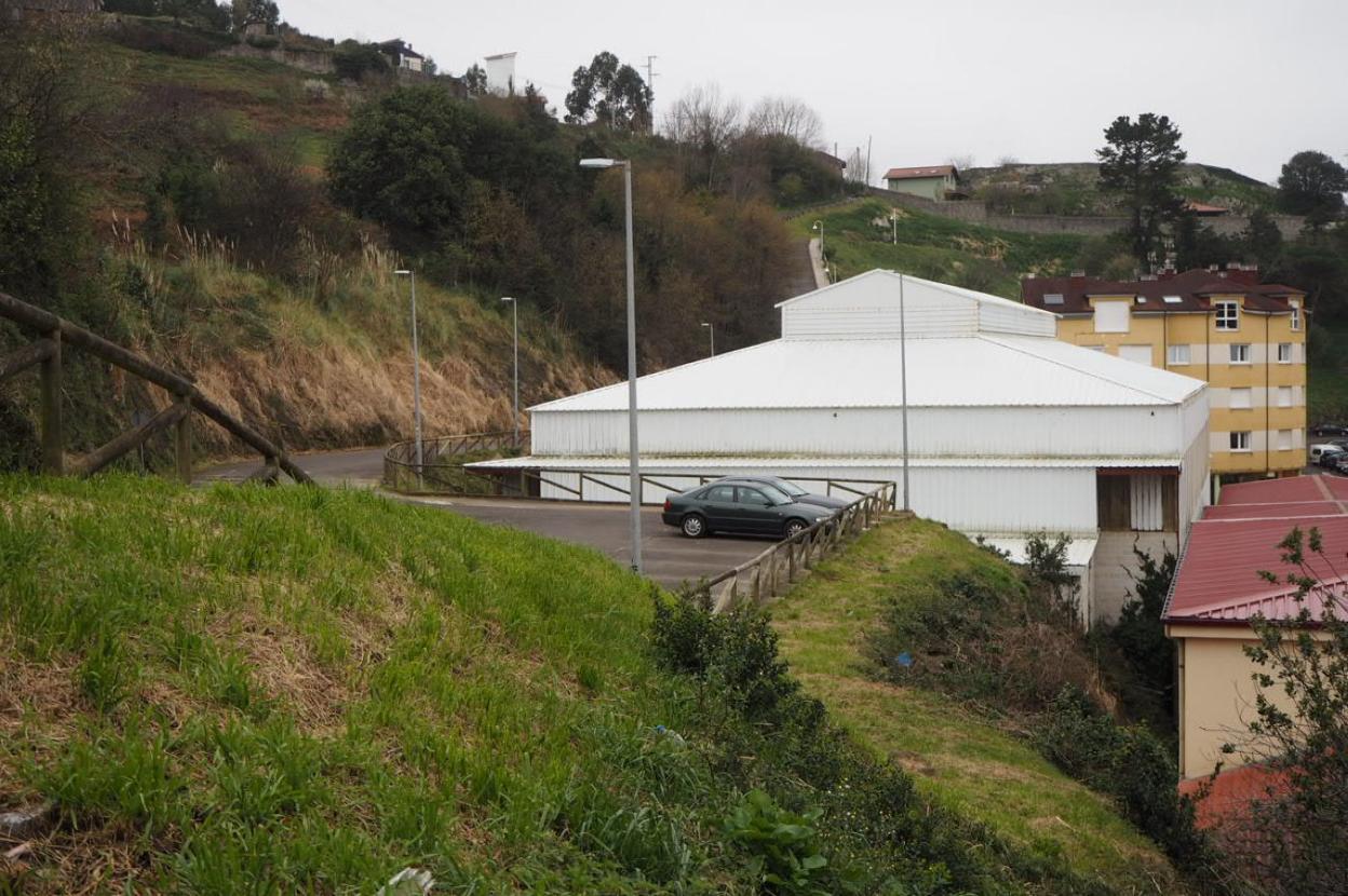 Zona de la villa de Ribadesella donde se proyecta el aparcamiento en altura de La Atalaya. 