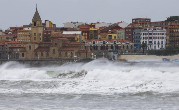 Fuerte oleaje en la playa de San Lorenzo de Gijón, este jueves.