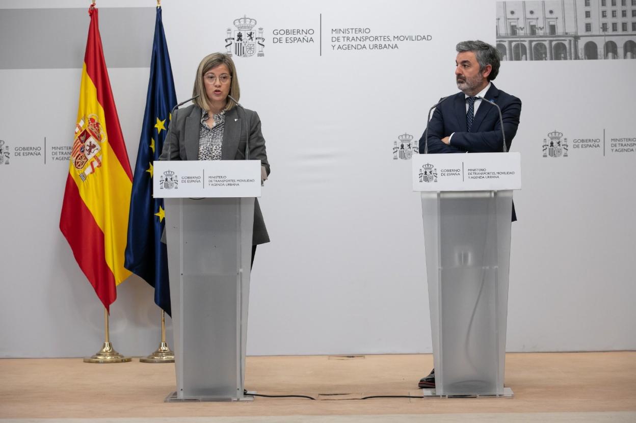 La presidenta de Adif, María Luisa Domínguez, dando explicaciones ante el consejero Alejandro Calvo. 