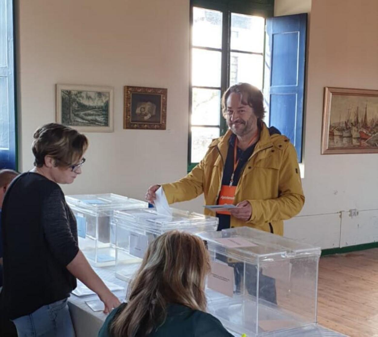 Luis Fuentes votando en las elecciones municipales de 2019. 