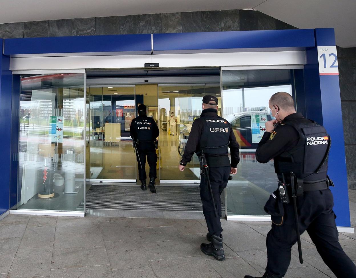 Los agentes de la Unidad de Prevención y Reacción a la entrada de Urgencias del HUCA . 