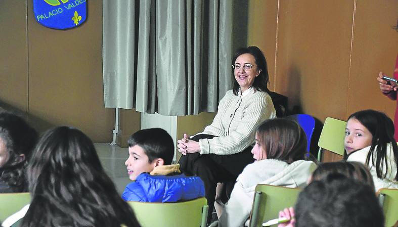 Paz Orviz, directora gerente de Cogersa, junto a los alumnos. diana baizán