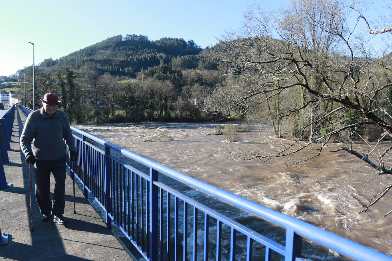 El río Narcea a su paso por Cornellana. 