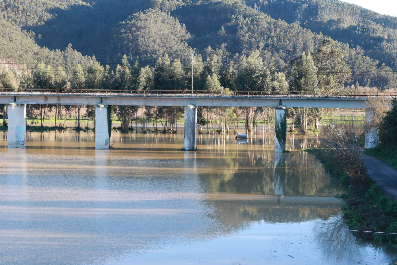 El río Nalón a su paso por Pravia. 