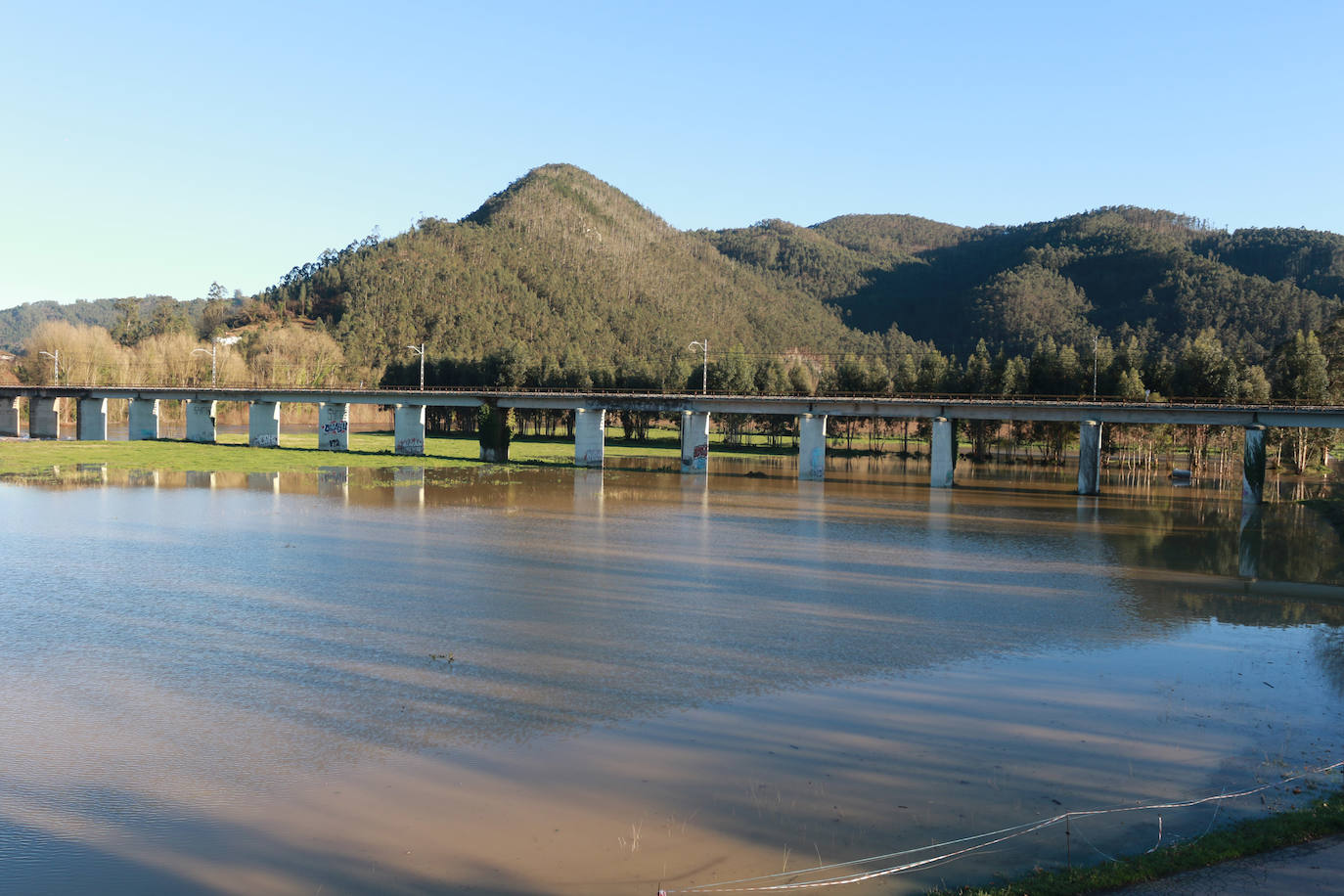 El río Nalón a su paso por Pravia. 