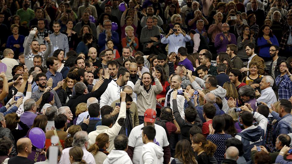 Pablo Iglesias se da un baño de masas en un mitin de la campaña de las generales de 2015.