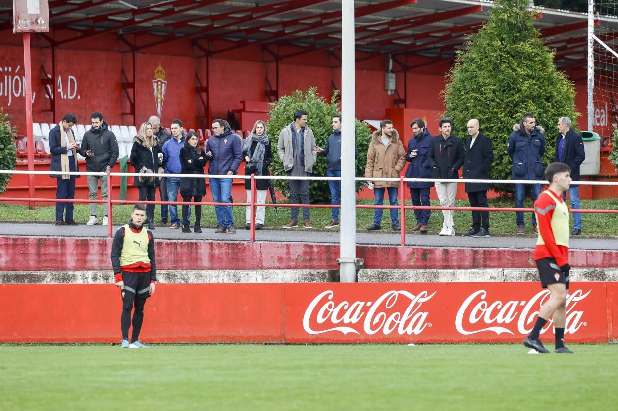 Los trabajadores de las oficinas de Mareo presenciaron ayer parte del entrenamiento en un gesto de unidad y compromiso con la plantilla y el nuevo entrenador.