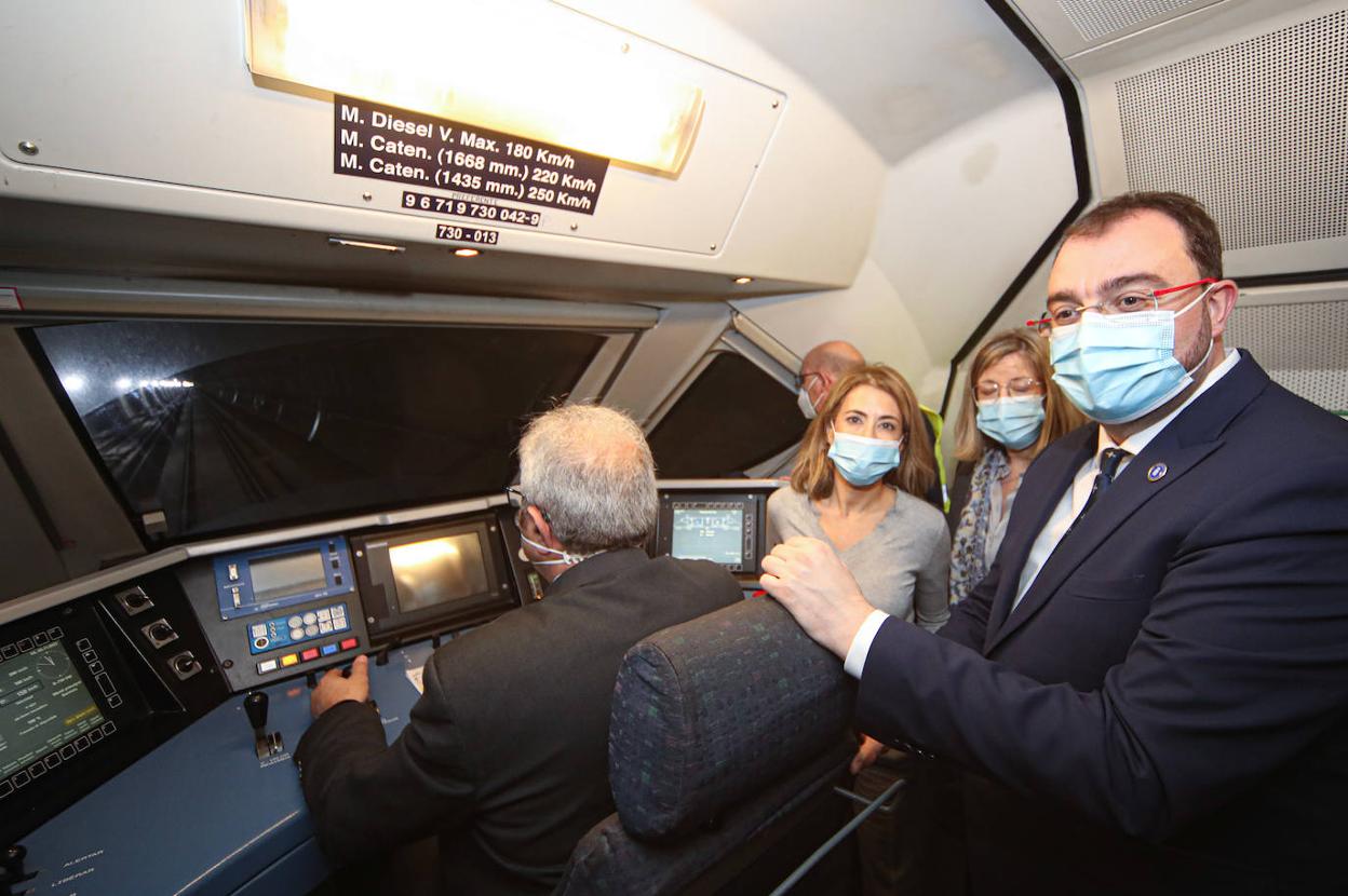 El maquinista José Ramón Fernández, la ministra de Transportes, Raquel Sánchez, la presidenta de Adif, María Luisa Domínguez y el presidente del Principado, Adrián Barbón, en la cabina duarnte el viaje de prueba con un tren de viajeros en noviembre de 2022.