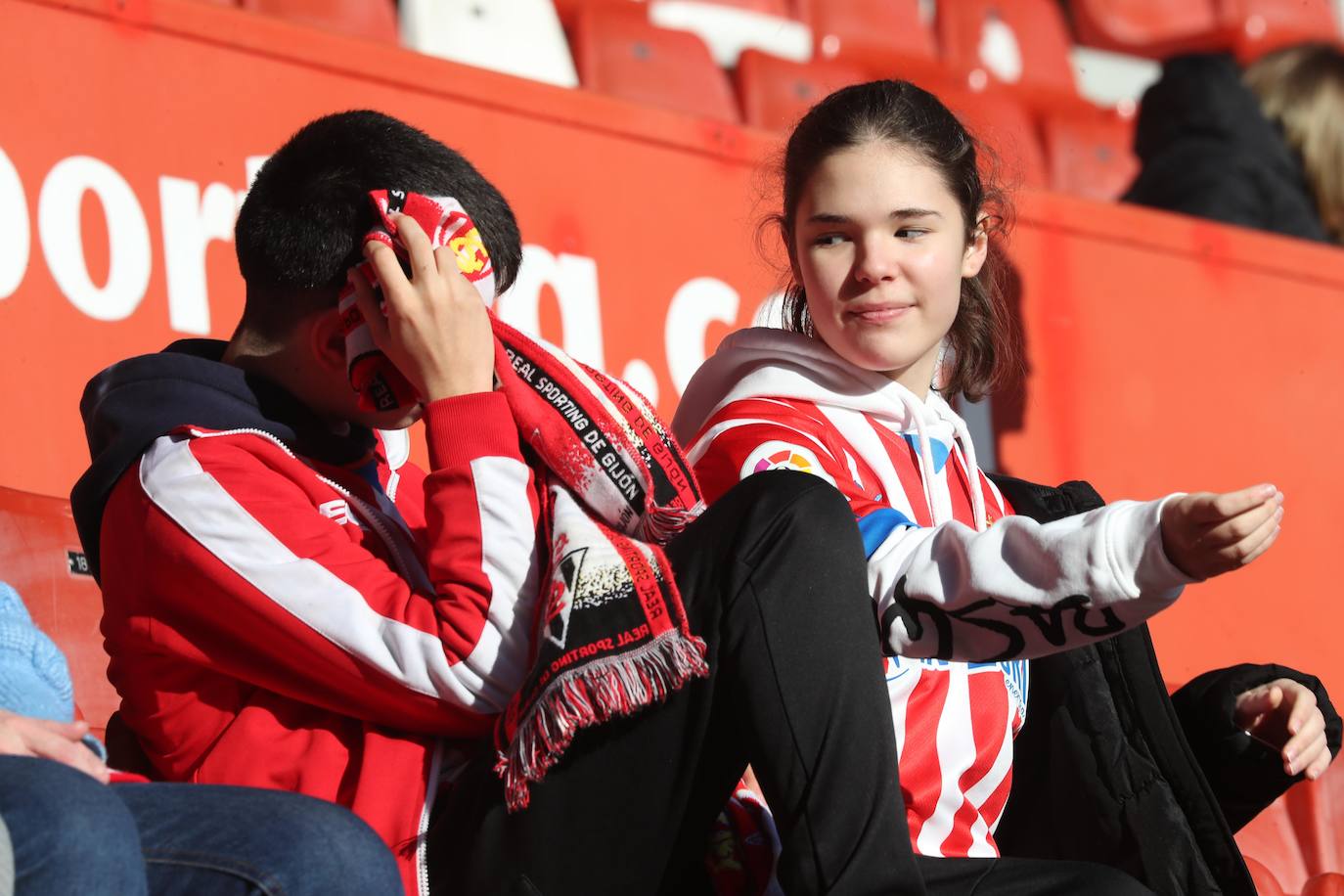 Fotos: ¿Estuviste en el Sporting - Zaragoza? ¡Búscate en las fotos!