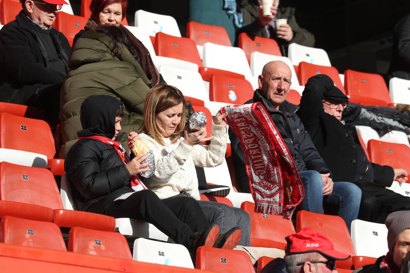 Fotos: ¿Estuviste en el Sporting - Zaragoza? ¡Búscate en las fotos!