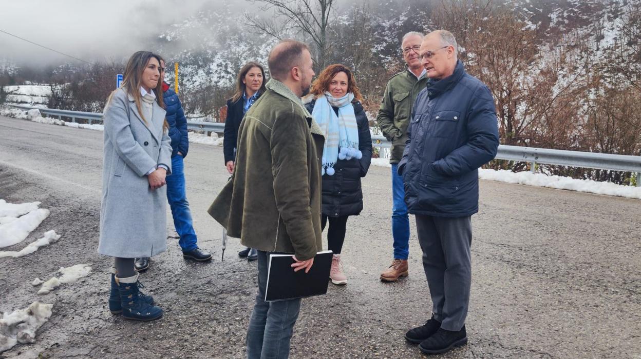 Diego Canga, en el acceso a la estación allerana de Fuentes de Invierno. 