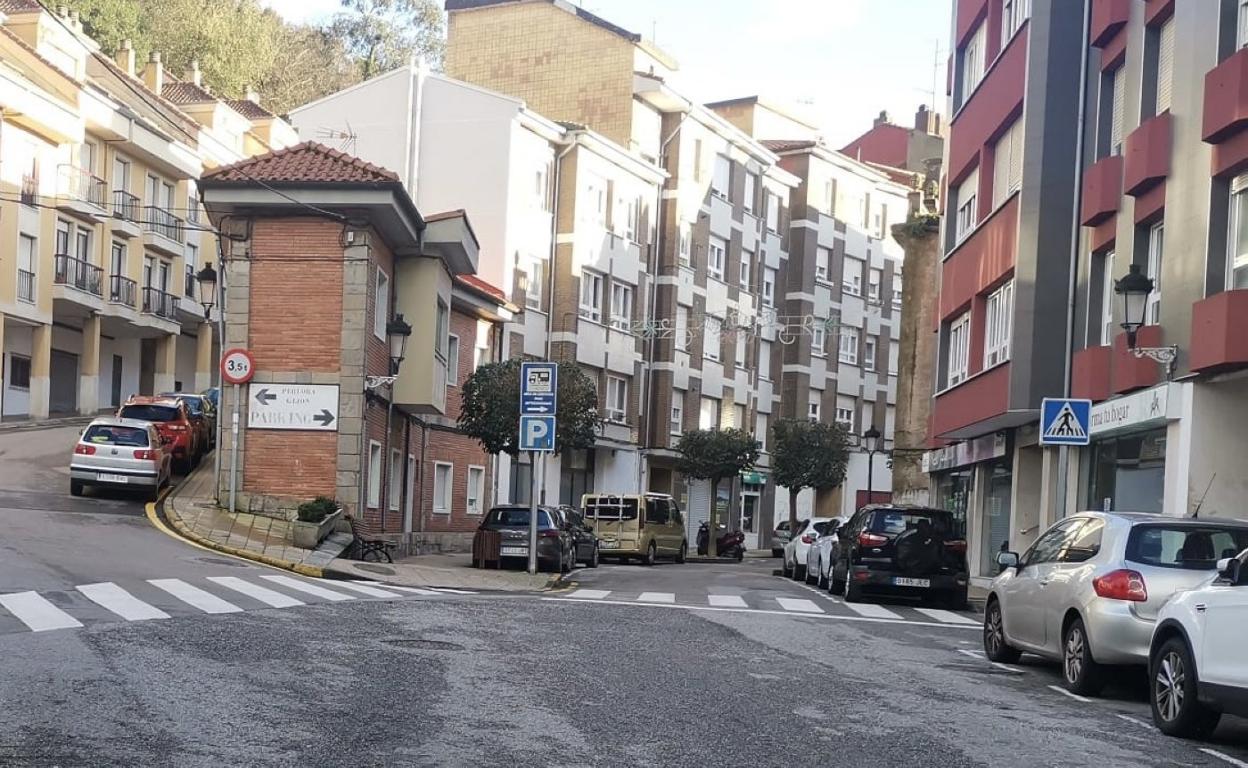 La calle Carlos Albo de Candás donde residía el fallecido. 