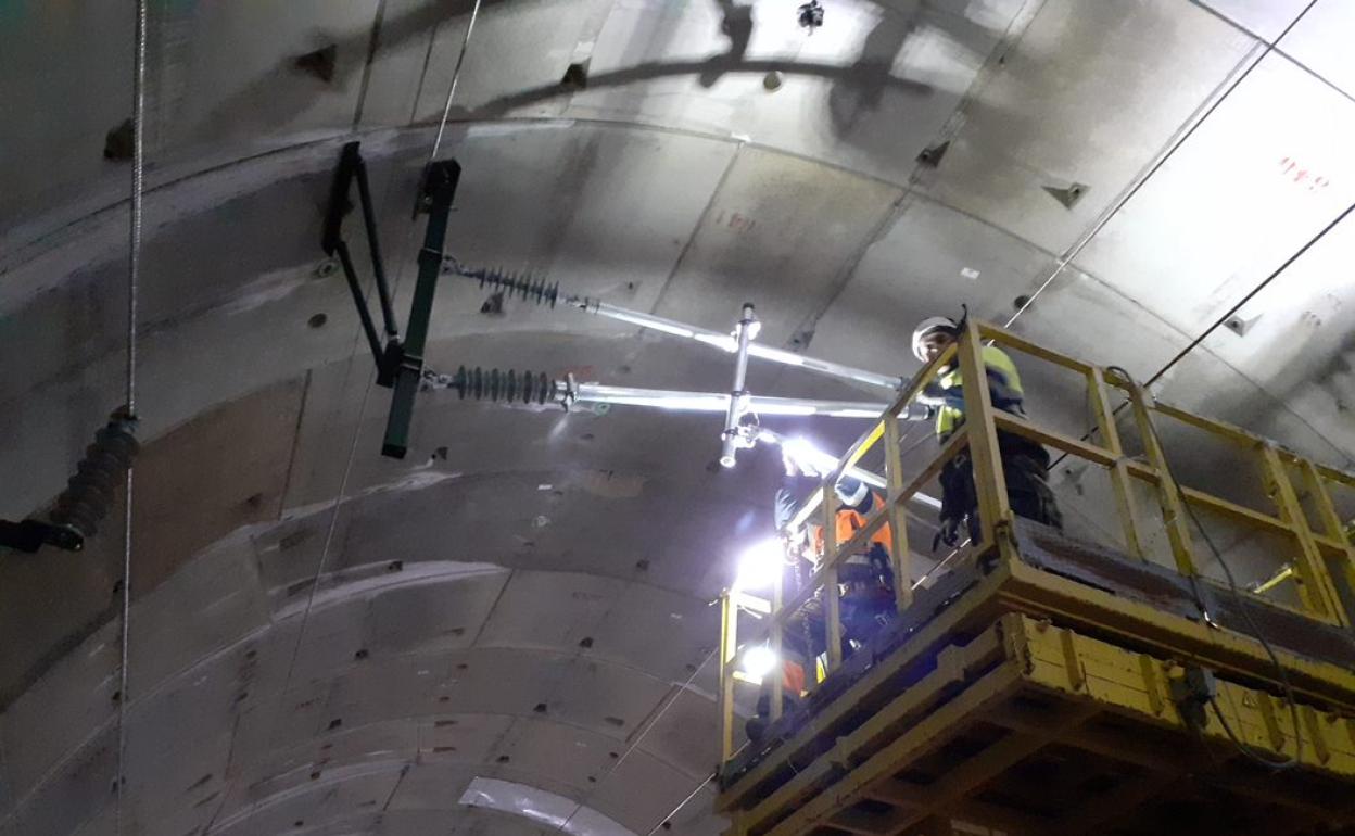 Operarios durante los trabajos de electrificación.