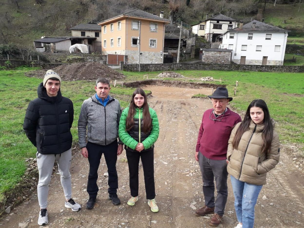 Esteban Alonso, Toño Rodríguez, Laura Uría, José Lago y Gema Lago, ante las obras del futuro bar-tienda comunitario de Moal. 