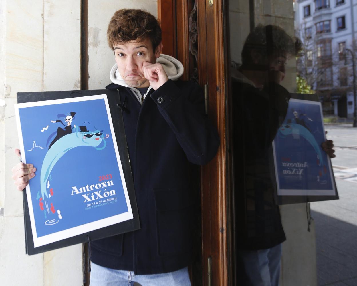 Javier Domingo Sierra, con el cartel, en el paseo de Begoña. 
