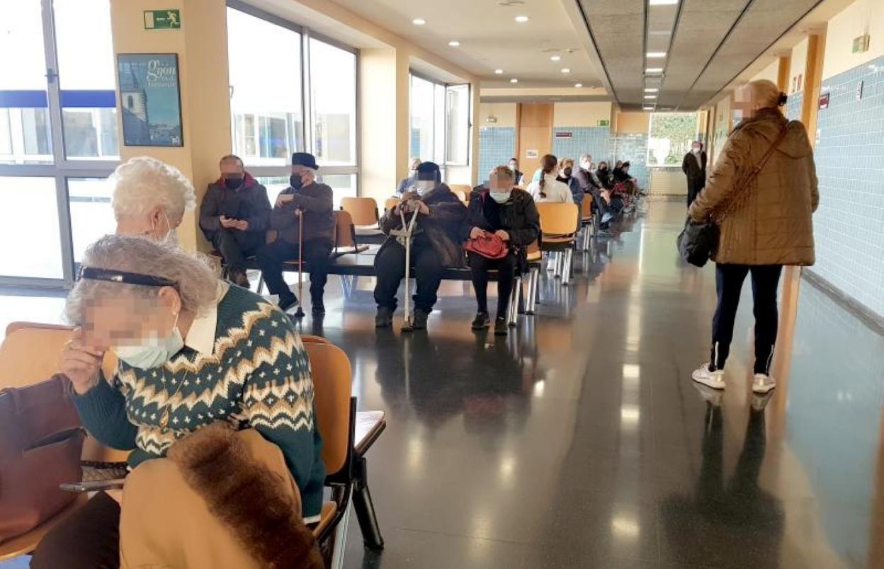 Pacientes del centro de salud de El Llano, en Gijón, esperando a entrar en consulta. 