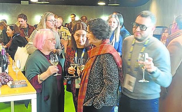 Elena Arzak charla con la consejera Berta Piñán y la guisandera Viri Fernández en el concurrido espacio asturiano de Madrid Fusión. 