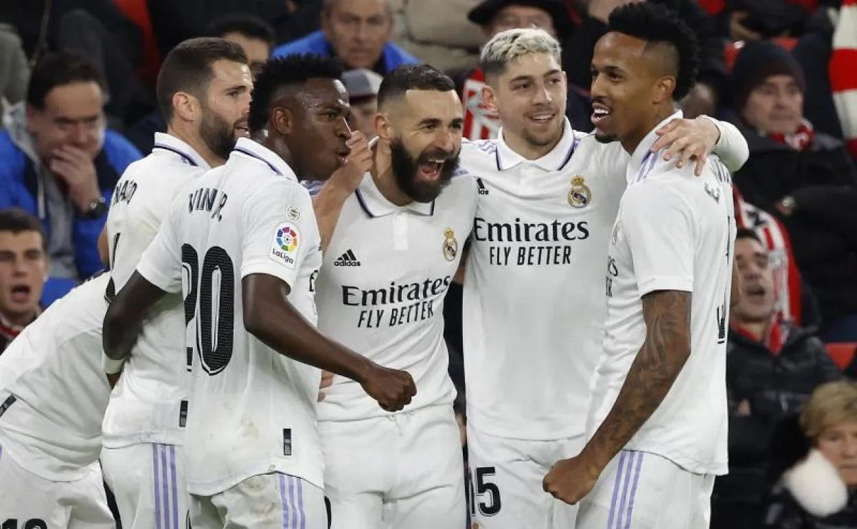 Los jugadores del Real Madrid celebran el gol de Benzema que encarriló el triunfo en San Mamés. 