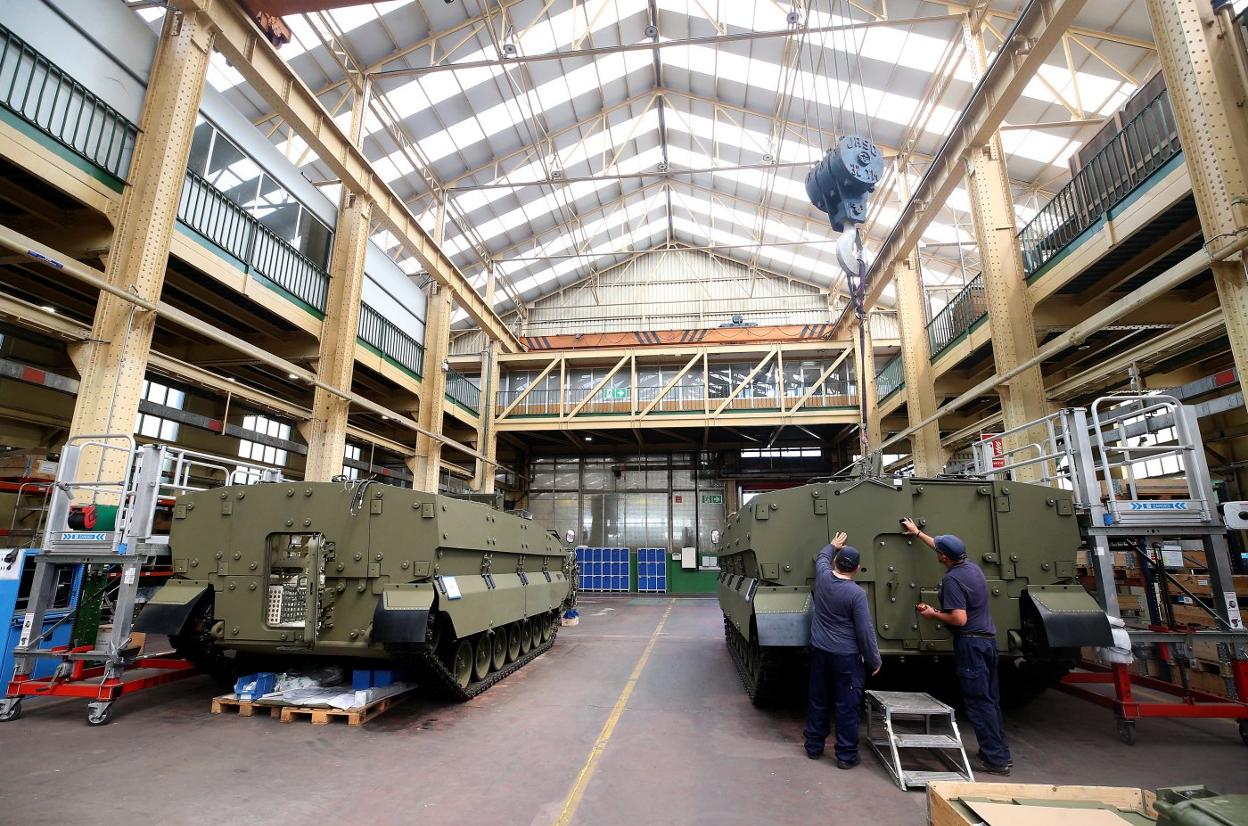 Varios operarios trabajan en la construcción de un vehículo blindado 8x8 Dragón en Trubia. 