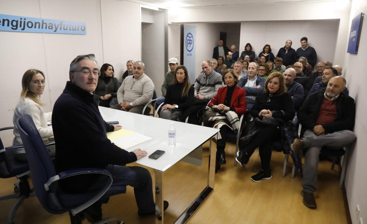 Pablo González y la secretaria general de la junta local, Cristina Villanueva, junto al resto de asistentes a la reunión extraordinaria. 