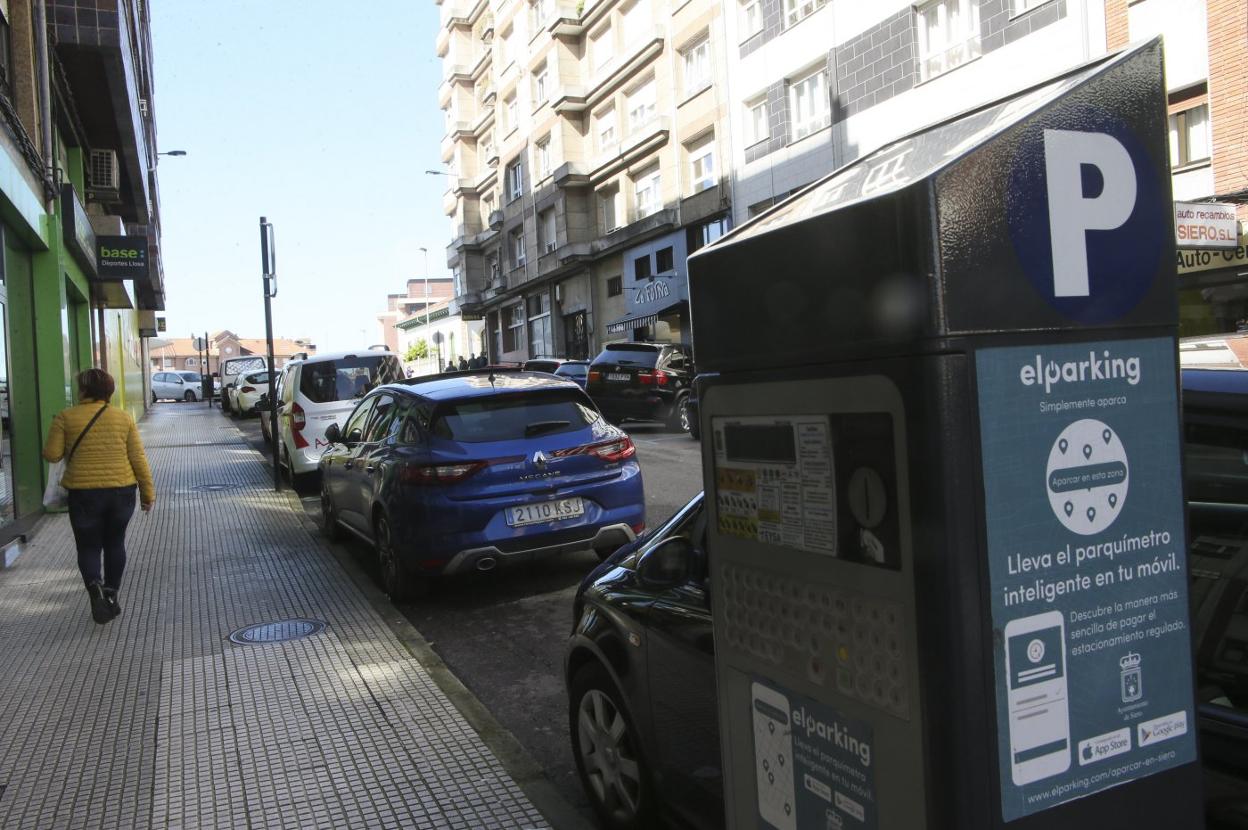 Una de los expendedores instalados en el concejo para la zona azul. 