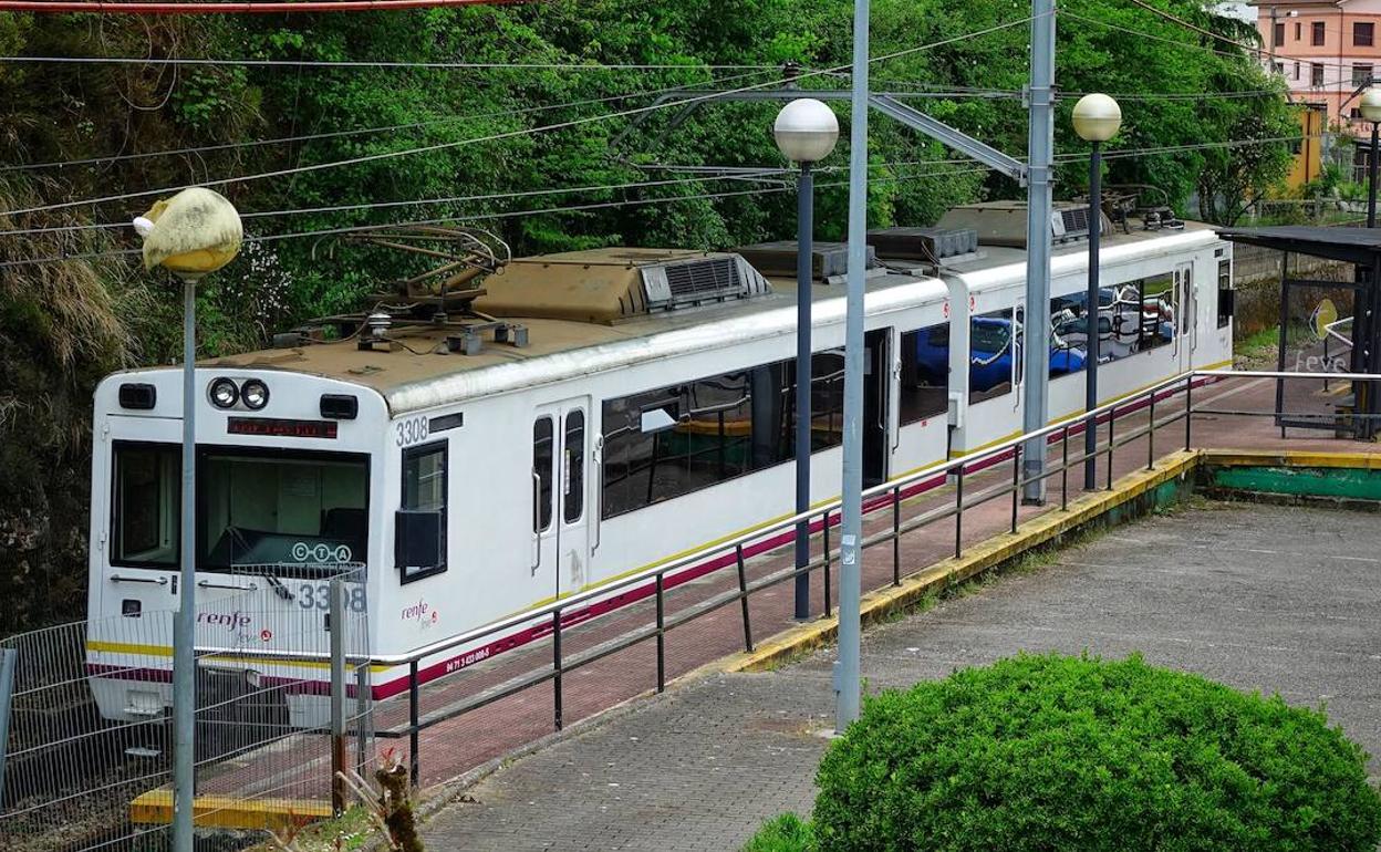 Un tren de Feve en la estación de Infiesto.