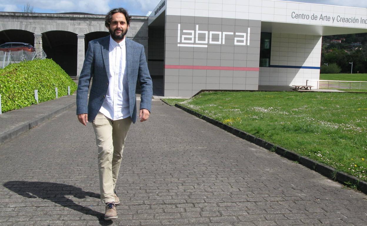 Pablo Desoto, director de Laboral Centro de Arte, ante el gigante blanco de Cabueñes. 