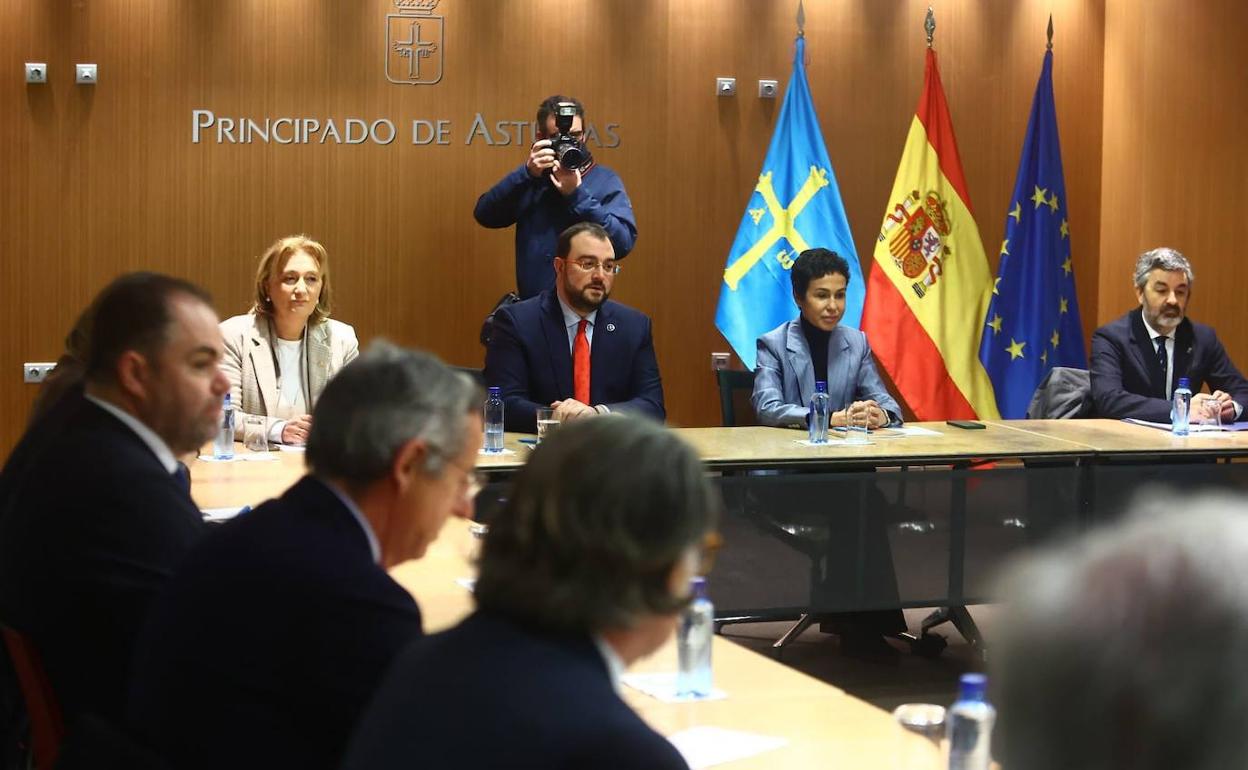 La delegada del Gobierno en Asturias, Delia Losa, el presidente del Principado, Adrián Barbón, la secretaria de Estado de Transportes, Isabel Pardo de Vera y el consejero de Medio Rural y Cohesión Territorial, Alejandro Calvo, esta mañana en Oviedo.