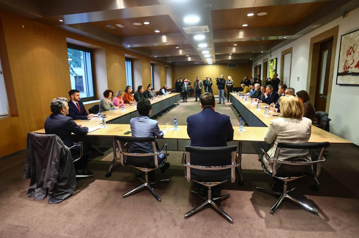 De espaldas, Alejandro Calvo, Isabel Pardo de Vera, Adrián Barbón y Delia Losa, ante los representantes de los agentes sociales. 