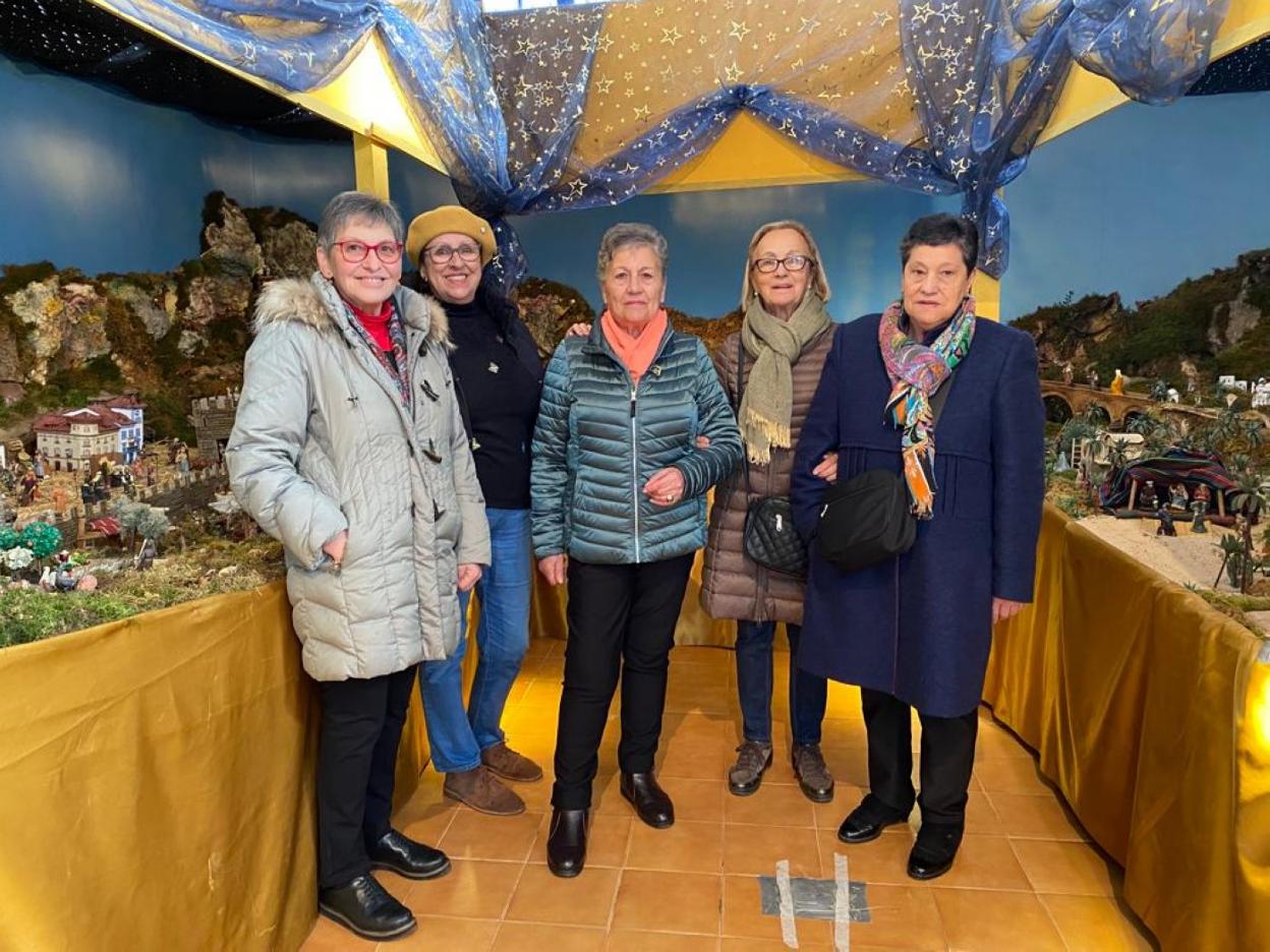 Marina Vegas, Chelo Bernardo, Amparo García, Tere Martino y Fonsita Muñiz, de la Asociación Muyeres por Grado. 