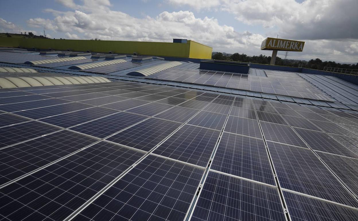 Instalaciones de fotovoltaica en la cubierta de una nave de Alimerka.
