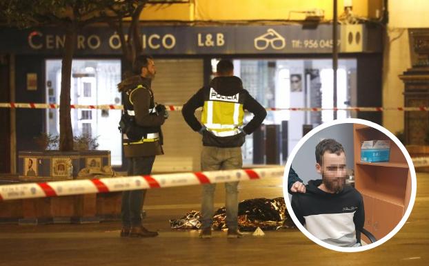 El sacristán fallecido yace bajo una manta térmica la Plaza Alta de Algeciras tras el ataque.