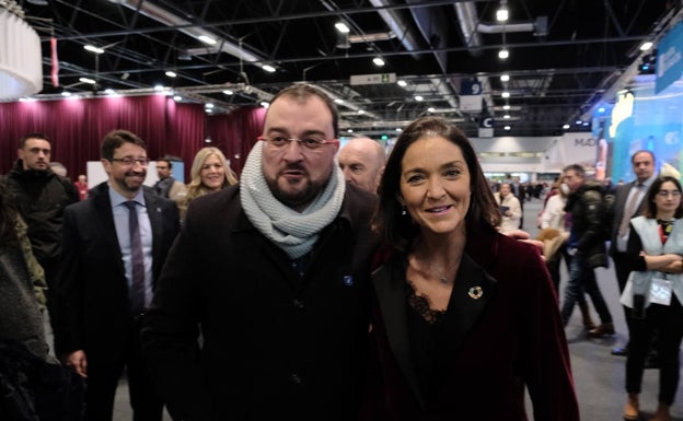 Adrián Barbón, en Fitur con Reyes Maroto, con el 'look' con bufanda que no le gusta a Toni Cantó. 