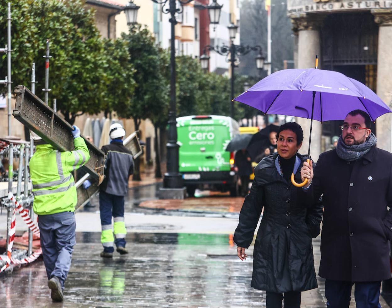 El presidente, Adrián Barbón, acompaña a la secretaria de Estado, Isabel Pardo de Vera, a un encuentro con la sociedad civil. 