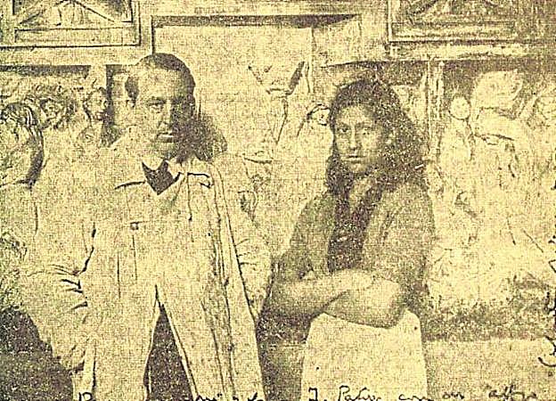 Miranda, con una modelo, frente al viejo retablo, en 1933.