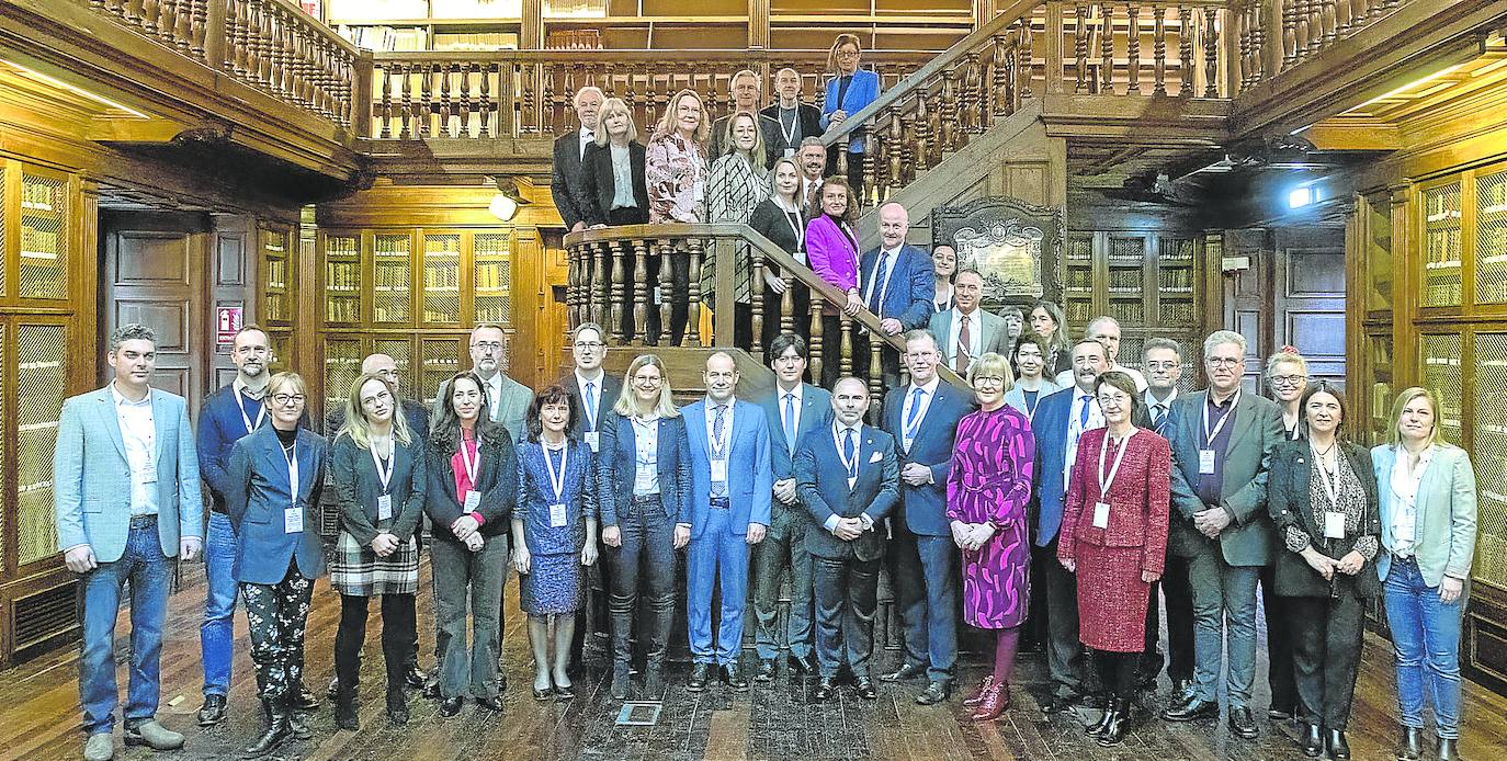 El consejero Borja Sánchez y el rector, Ignacio Villaverde, con el resto de rectores, vicerrectores y representantes de las diez universidades de la alianza 