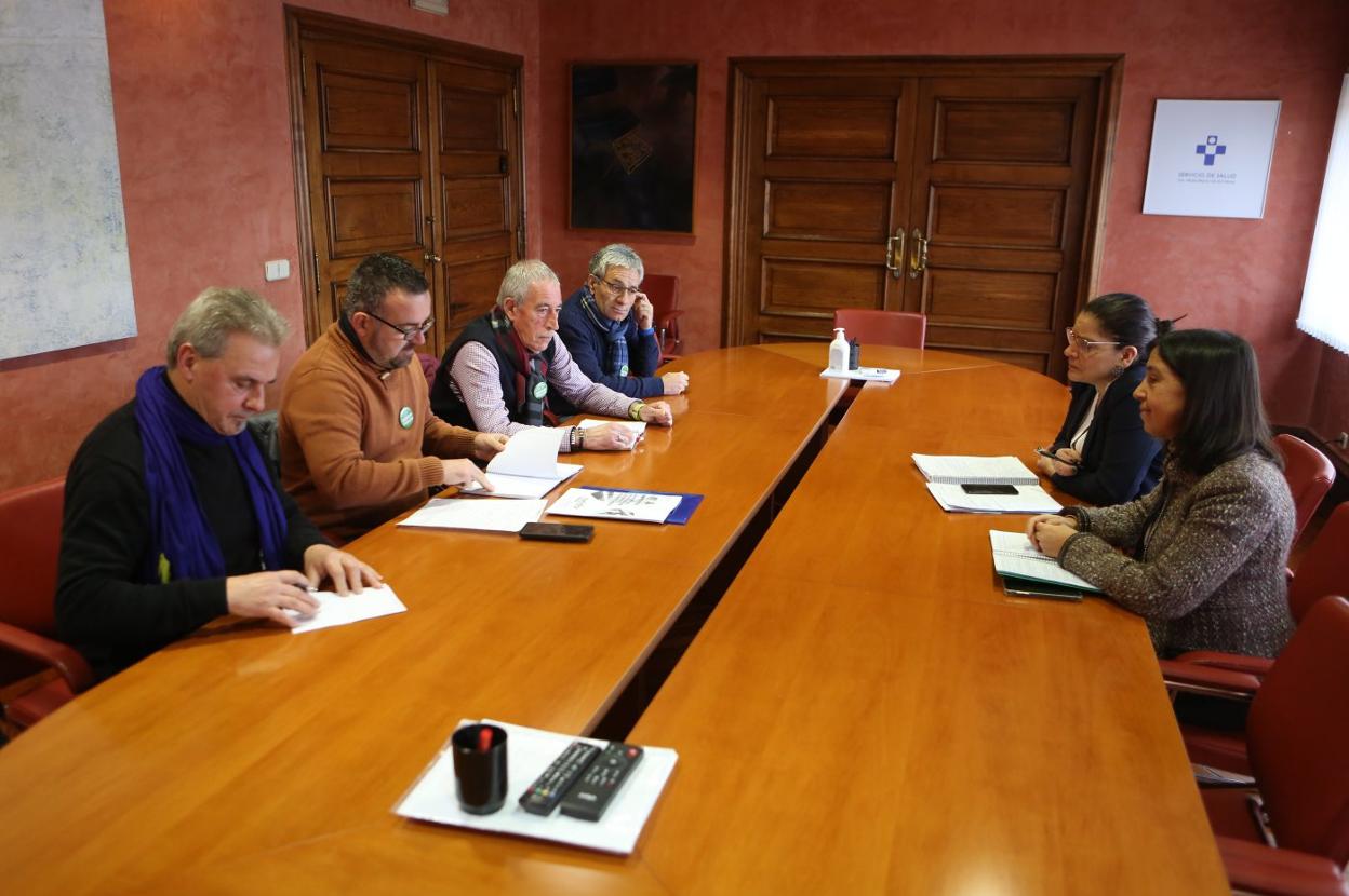 Los representantes vecinales, a la izquierda, reunidos con la dirección del Sespa. 