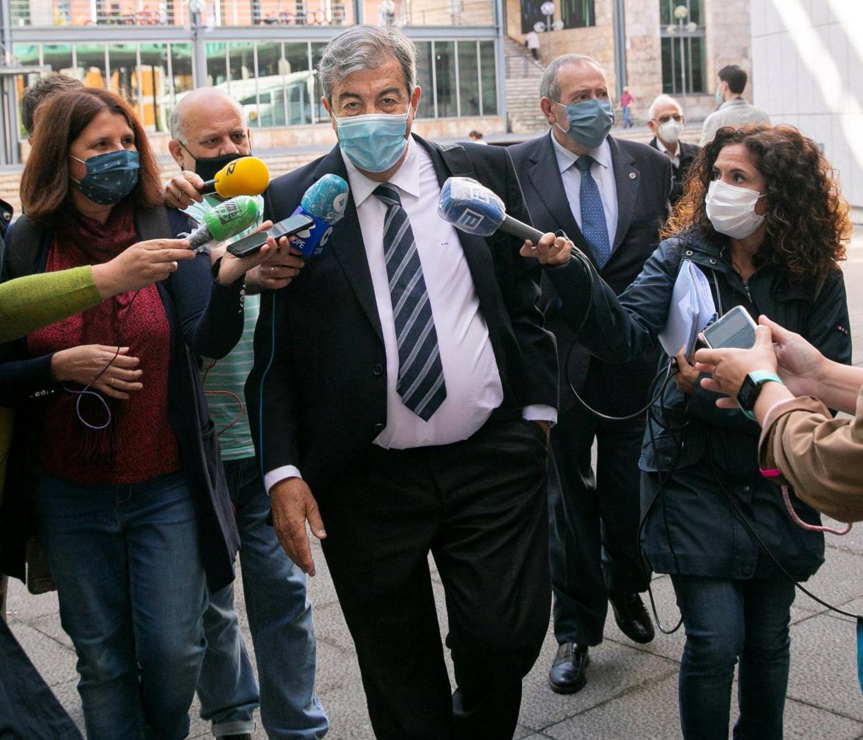 Álvarez-Cascos, a la llegada al juzgado donde acudió para declarar por la querella interpuesta por Foro. 