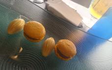 Bombón de Cabrales y macaron de maíz y sabadiego de Noreña.