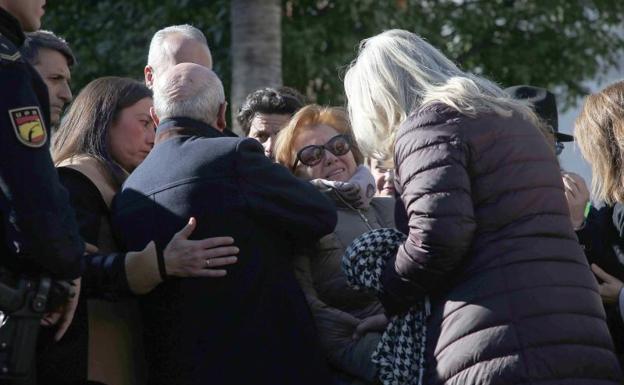 Familiares visiblemente afectados durante la concentración celebrada en la plaza alta de Algeciras (Cádiz) por el asesinato del sacristán Diego Valencia.